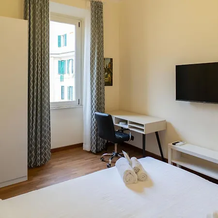 Ampio A 500 Mt Dai Musei Vaticani * Rzym